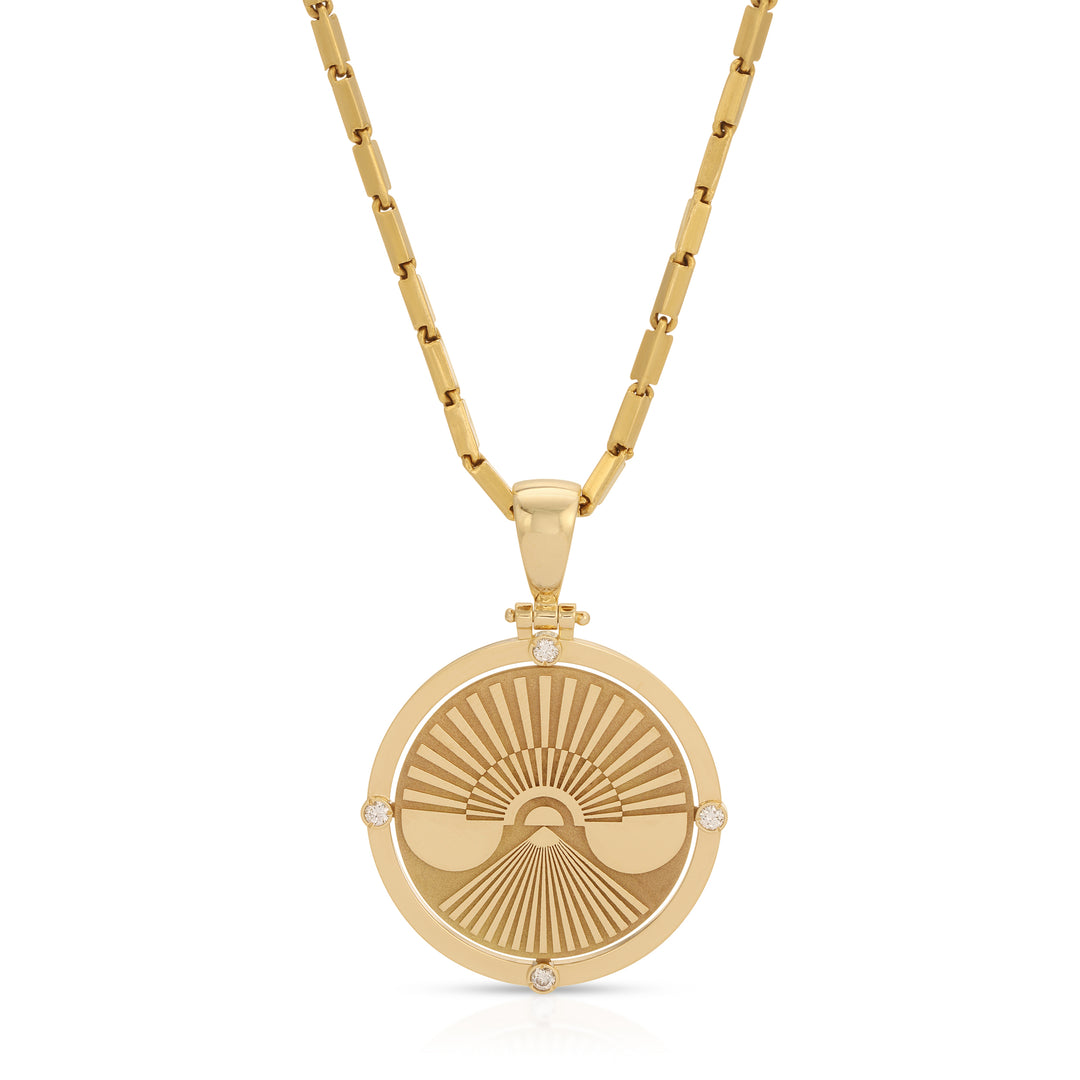 Mèrenor x TvR Shell Pendant in 18k Gold