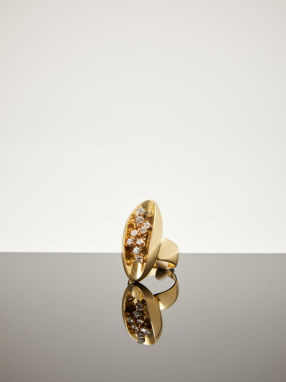 Diamond Elongated Ring in 18k Gold
