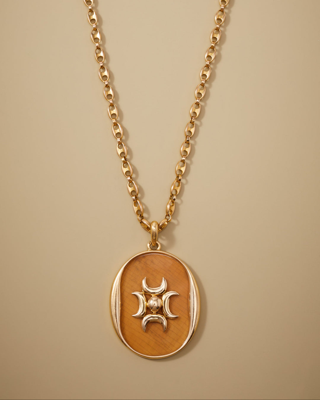 Crescent Moon Pendant in 18k Gold